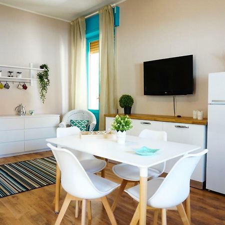Villa Aurelia -Seafront Apartment With Patio فلوميني دي كوارتو المظهر الخارجي الصورة
