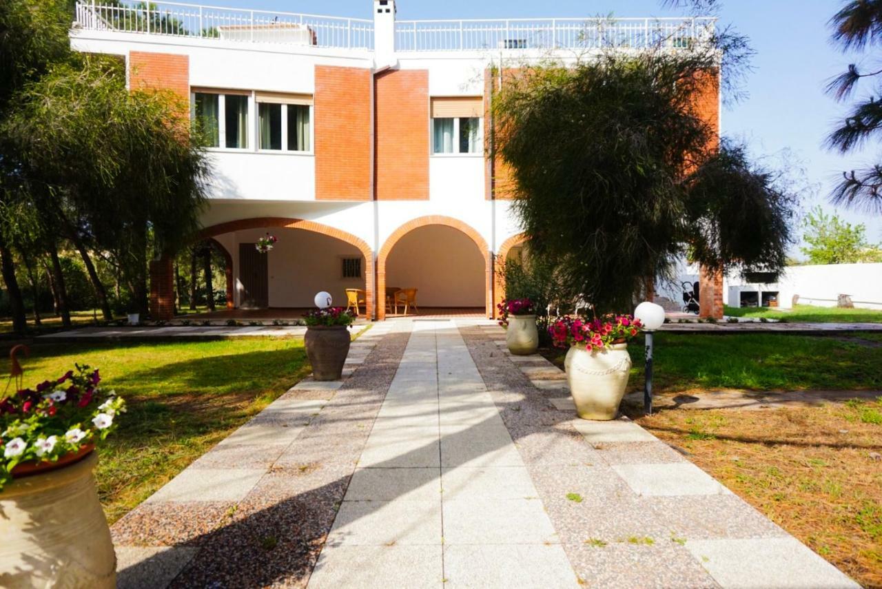 Villa Aurelia -Seafront Apartment With Patio فلوميني دي كوارتو المظهر الخارجي الصورة