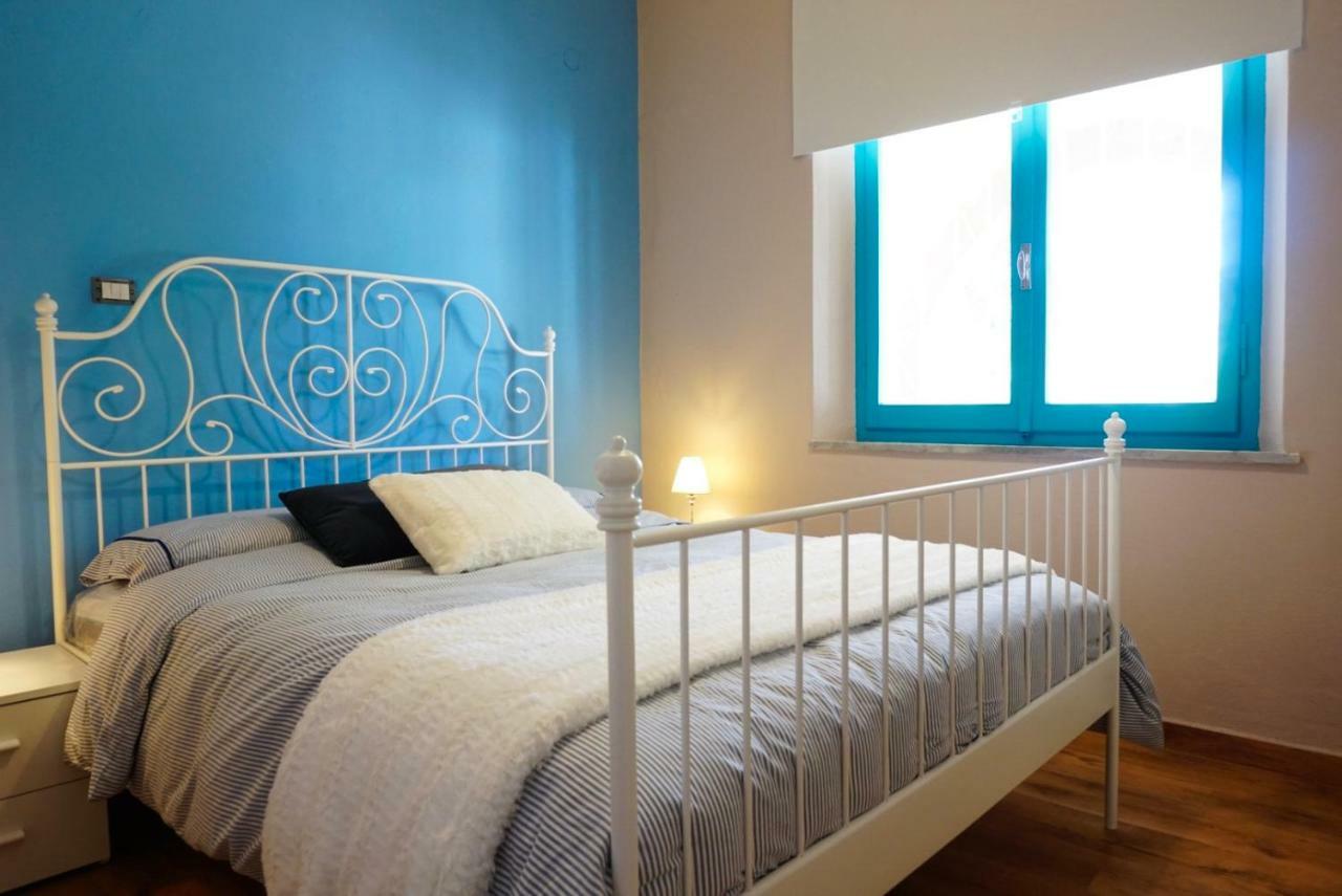 Villa Aurelia -Seafront Apartment With Patio فلوميني دي كوارتو المظهر الخارجي الصورة