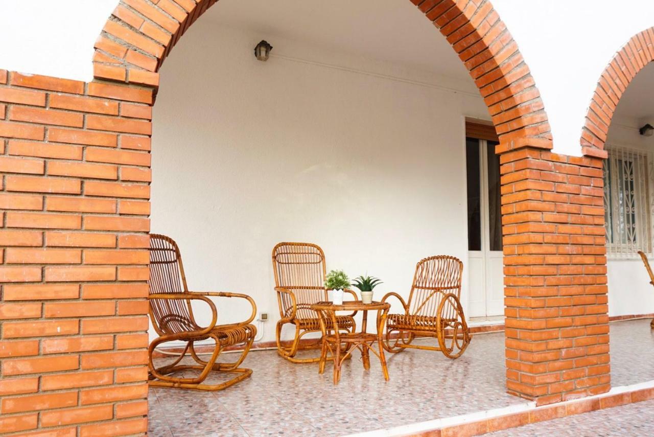 Villa Aurelia -Seafront Apartment With Patio فلوميني دي كوارتو المظهر الخارجي الصورة